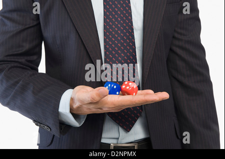 Metà vista in sezione di un imprenditore tenendo un paio di dadi Foto Stock