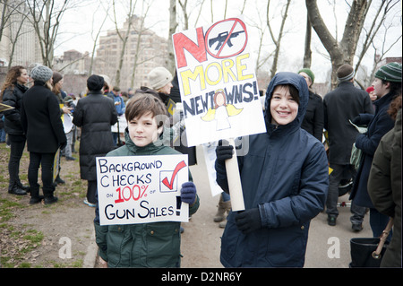 Un milione di mamme per il controllo dell'arma dimostrazione in NYC on gennaio 21, 2013 chiede norme più rigorose delle armi e munizioni regolamenti. Foto Stock