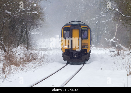 Treno da Whitby per Middlesbrough sulla pittoresca valle Esk linea Kildale avvicinamento dalla stazione di neve Foto Stock