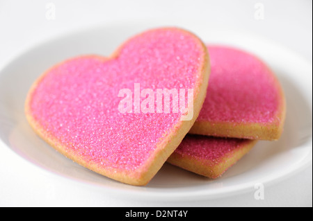 Rivestite di zucchero il giorno di san valentino i cookie in una piastra bianca. Foto Stock