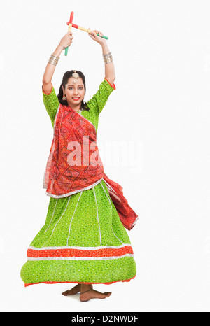 Donna di eseguire dandiya Foto Stock