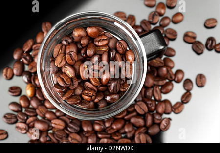 Tazza moderno in vetro con i chicchi di caffè Foto Stock