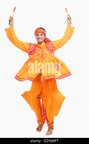 Uomo di eseguire dandiya Foto Stock