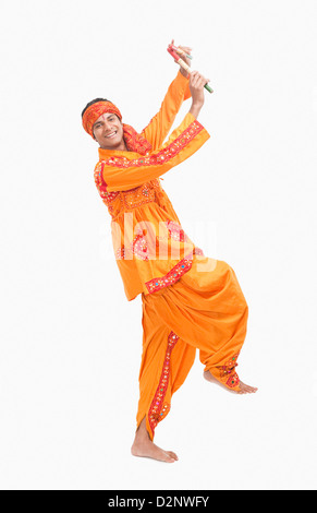 Uomo di eseguire dandiya Foto Stock