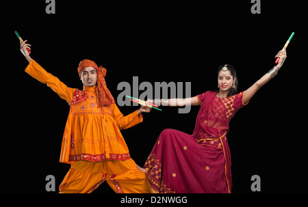 Paio di eseguire dandiya Foto Stock