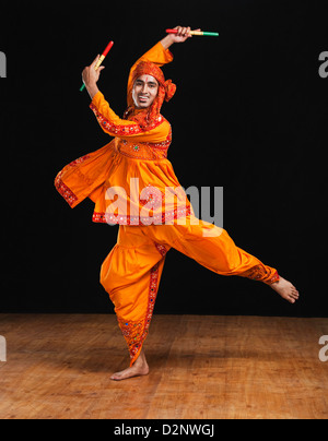 Uomo di eseguire dandiya Foto Stock