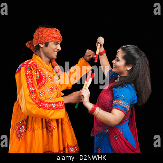 Paio di eseguire dandiya Foto Stock