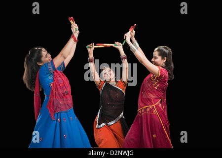 Le donne di eseguire dandiya Foto Stock