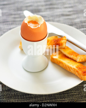 Uova sode e pane tostato su una piastra con stretto punto focale Foto Stock