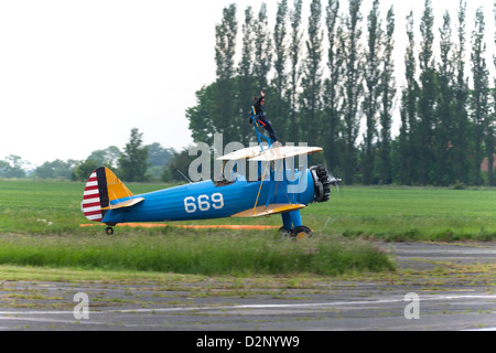 Boeing Stearman N2s-4 Kaydet 669 GCCXA rullaggio lungo la pista con ala-walker su ala superiore Foto Stock