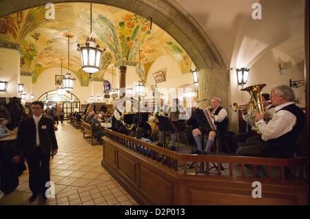In vista le camere del tradizionale Hofbrauhaus di Monaco di Baviera, 23.01.2013. Foto Stock