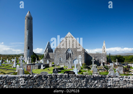 Kilmacduagh Monastero e torre rotonda, nella contea di Galway, Irlanda. Foto Stock