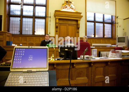 Foto che illustra l'utilizzo della tecnologia all'interno della corte, in particolare una pastiglia. Foto è Maidstone magistrati nel Kent Foto Stock