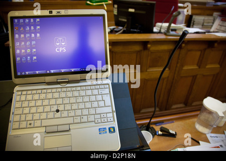 Foto che illustra l'utilizzo della tecnologia all'interno della corte, in particolare una pastiglia. Foto è Maidstone magistrati nel Kent Foto Stock