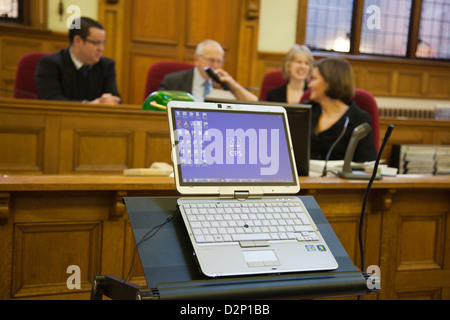 Foto che illustra l'utilizzo della tecnologia all'interno della corte, in particolare una pastiglia. Foto è Maidstone magistrati nel Kent Foto Stock