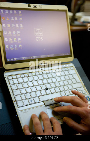 Foto che illustra l'utilizzo della tecnologia all'interno della corte, in particolare una pastiglia. Foto è Maidstone magistrati nel Kent Foto Stock