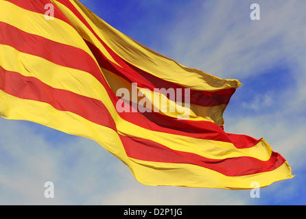 Sventola bandiera della Catalunya (Catalogna) sullo sfondo del cielo blu. Foto Stock