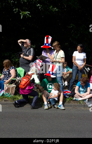 Gli spettatori in attesa del mens ciclo' gara su strada le Olimpiadi di Londra 2012. Foto Stock