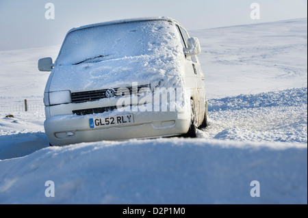 Abbandonato van sulla A39 Somerset tra Porlock e Lynton che era stato bloccato di notte dai cumuli di neve, REGNO UNITO Foto Stock