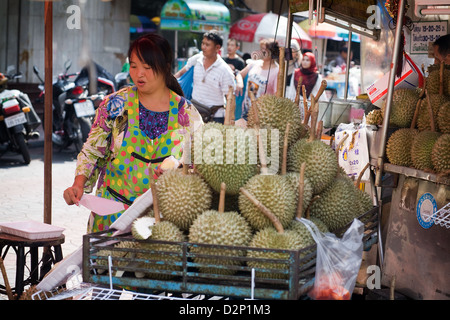 Frutta Durian in vendita su un mercato di strada a Bangkok , Thailandia Foto Stock