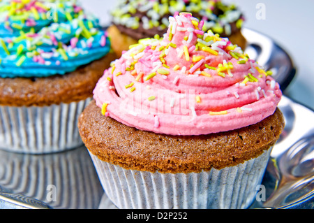 Pirottini decorati con crema rosa Foto Stock