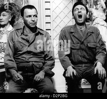 Il candidato MANCHURIAN 1962 United Artists film con Frank Sinatra a sinistra e Laurence Harvey durante la pausa in ripresa Foto Stock