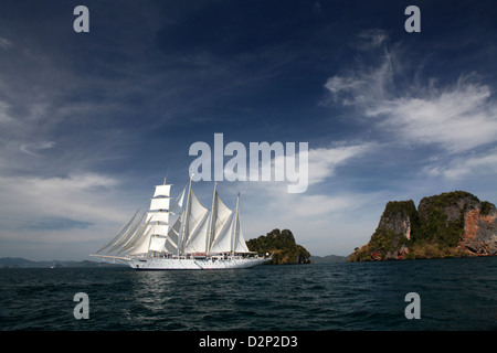 Una nave a vela a pieno la vela in mare delle Andamane, Thailandia Foto Stock