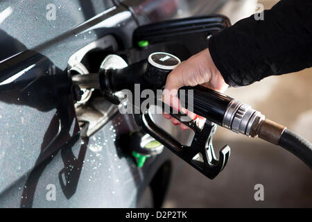 Vista di un riempimento womans la sua auto con carburante diesel. Foto Stock