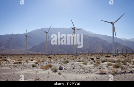 WIND turbine di potenza appena fuori Palm Springs, CA, USA, 2010 Foto Stock