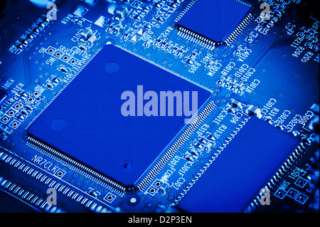 Microchip blu sulla scheda a circuito stampato PCB. Close up macro dettaglio. Foto Stock