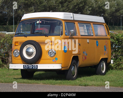La Volkswagen 23 Kampeerauto del 1977 è un camper classico, famoso per le sue dimensioni compatte e il design pratico, ampiamente utilizzato per viaggi su strada e viaggi ricreativi. Foto Stock