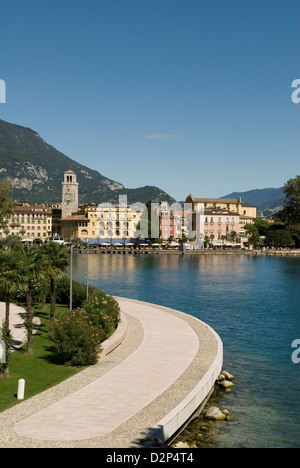 Riva del lago di Garda Italia Turismo Viaggi Foto Stock