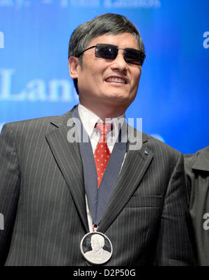 Washington DC, Stati Uniti d'America. Il 29 gennaio 2013. Chen Guangcheng, il cieco giuridico cinese attivista, accetta il Tom Lantos Diritti Umani premio in Campidoglio degli Stati Uniti il 29 gennaio 2013..Credit: Ron Sachs/ Alamy Live News Foto Stock