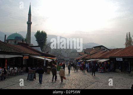 La piazza principale del mercato in baščaršija, la città vecchia di Sarajevo Foto Stock