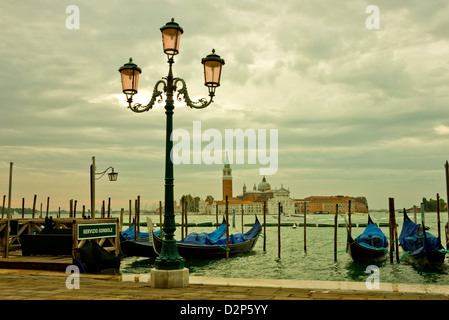 La laguna di Venezia con bella lampada post, gondole e San Giorgio Maggiore in un moody di mattina presto. Foto Stock