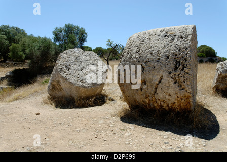 Abbandonato V secolo a.c. la colonna cilindrica del tamburo a blocchi le antiche cave di grotta de Cusa. Selinunte. Sicilia. Italia Foto Stock