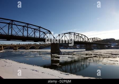 Il vecchio ponte di traffico sulla parte meridionale del Fiume Saskatchewan in inverno che scorre attraverso il centro cittadino di Saskatoon Saskatchewan Canada Foto Stock