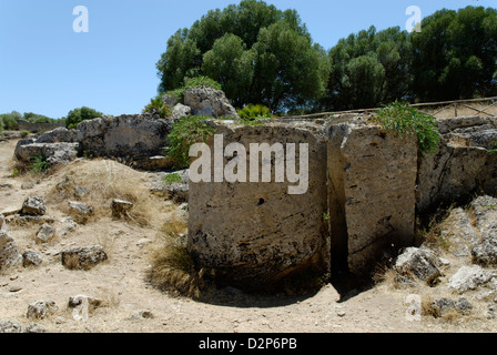 Abbandonato V secolo a.c. la colonna cilindrica del tamburo a blocchi le antiche cave di grotta de Cusa. Selinunte. Sicilia. Italia Foto Stock