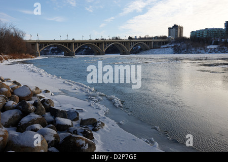 Frozen River Bank del sud del Fiume Saskatchewan in inverno che scorre attraverso il centro cittadino di Saskatoon Saskatchewan Canada Foto Stock