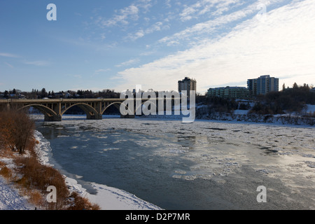 Grandi pezzi di ghiaccio galleggiante a sud del Fiume Saskatchewan in inverno che scorre attraverso il centro cittadino di Saskatoon Saskatchewan Canada Foto Stock