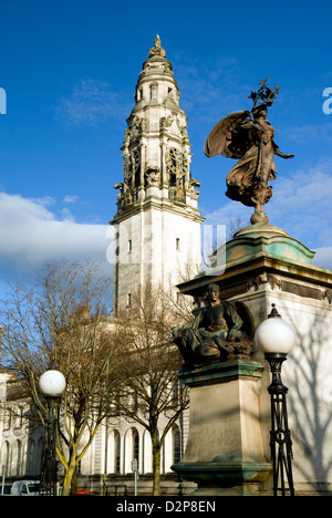 Municipio di Cardiff di clock tower e South African War Memorial cathays park cardiff Foto Stock