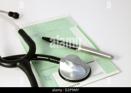 Un medico per la prescrizione di NHS pad, penna e stethescope, England Regno Unito Foto Stock