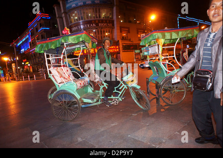 Il Tibetano bicicletta driver rikshaw a Lhasa, in Tibet Foto Stock