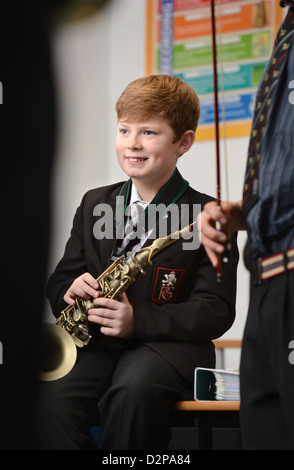 Un ragazzo giocando un sassofono durante una banda pratica presso Pâté Grammar School di Cheltenham, Gloucestershire REGNO UNITO Foto Stock