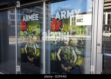 Esercito canadese poster di reclutamento in francese e inglese le forze armate ufficio reclutamento Saskatoon Saskatchewan Canada Foto Stock