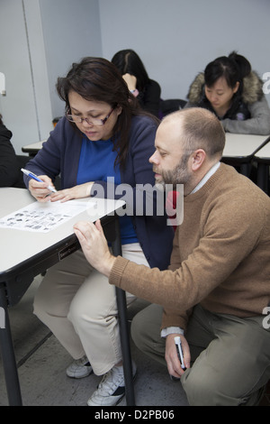 Classe per gli immigrati di imparare l'inglese e prepararsi per le opportunità di occupazione. NYC. Foto Stock