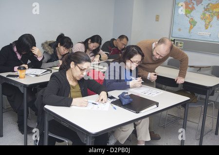 Classe per gli immigrati di imparare l'inglese e prepararsi per le opportunità di occupazione. NYC. Foto Stock