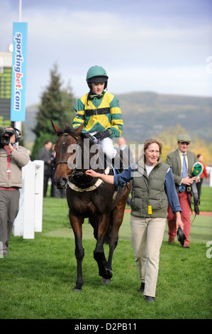 Un cavallo vincente e jockey sono in piombo per i vincitori involucro in corrispondenza di un incontro per bambini a Cheltenham Racecourse, Gloucestershire Foto Stock