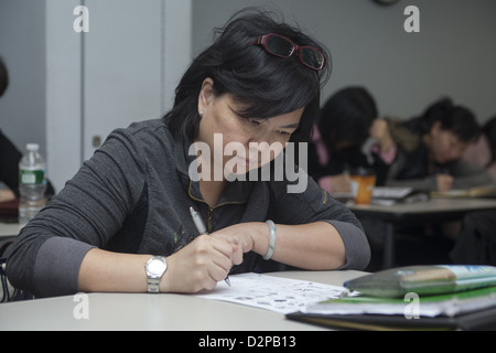 Classe per gli immigrati di imparare l'inglese e prepararsi per le opportunità di occupazione. NYC. Foto Stock