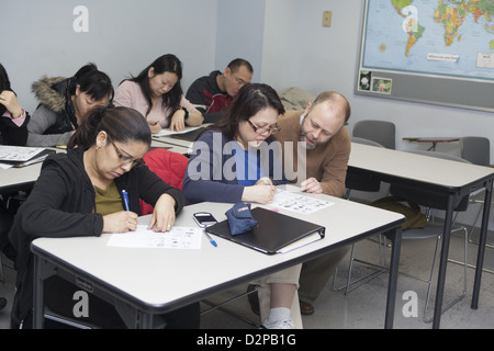 Classe per gli immigrati di imparare l'inglese e prepararsi per le opportunità di occupazione. NYC. Foto Stock